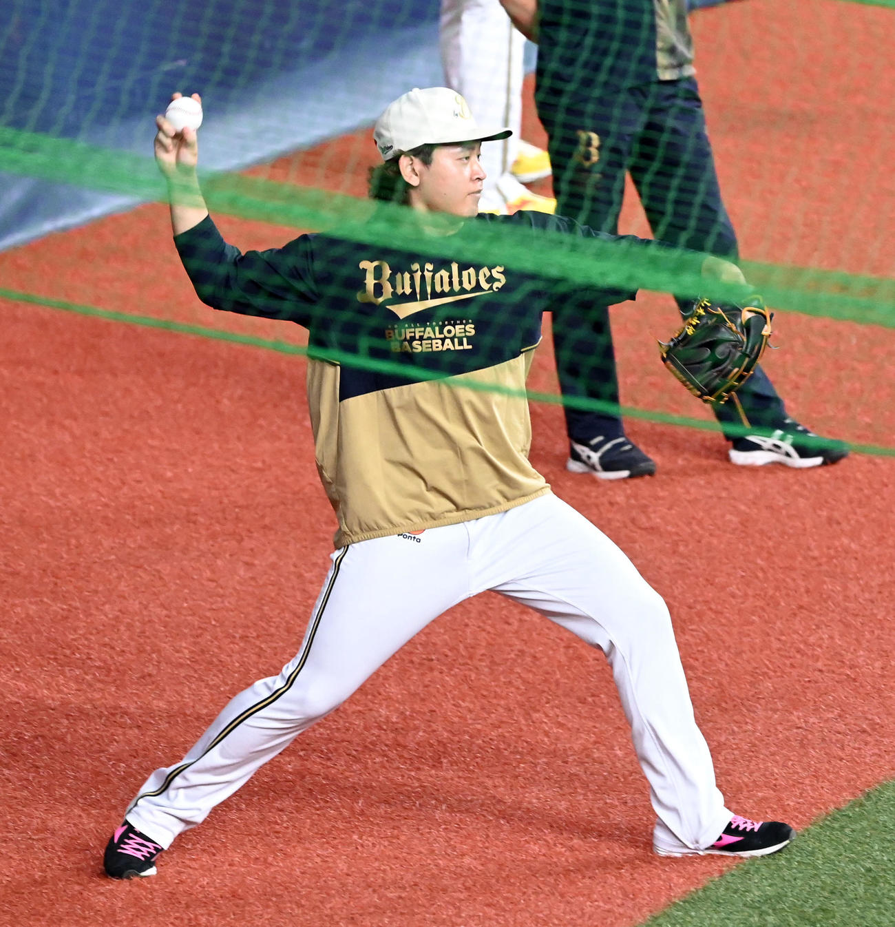 オリックス対ロッテ　右投げ転向した？宮城。誰かのモノマネかな？（撮影・前岡正明）