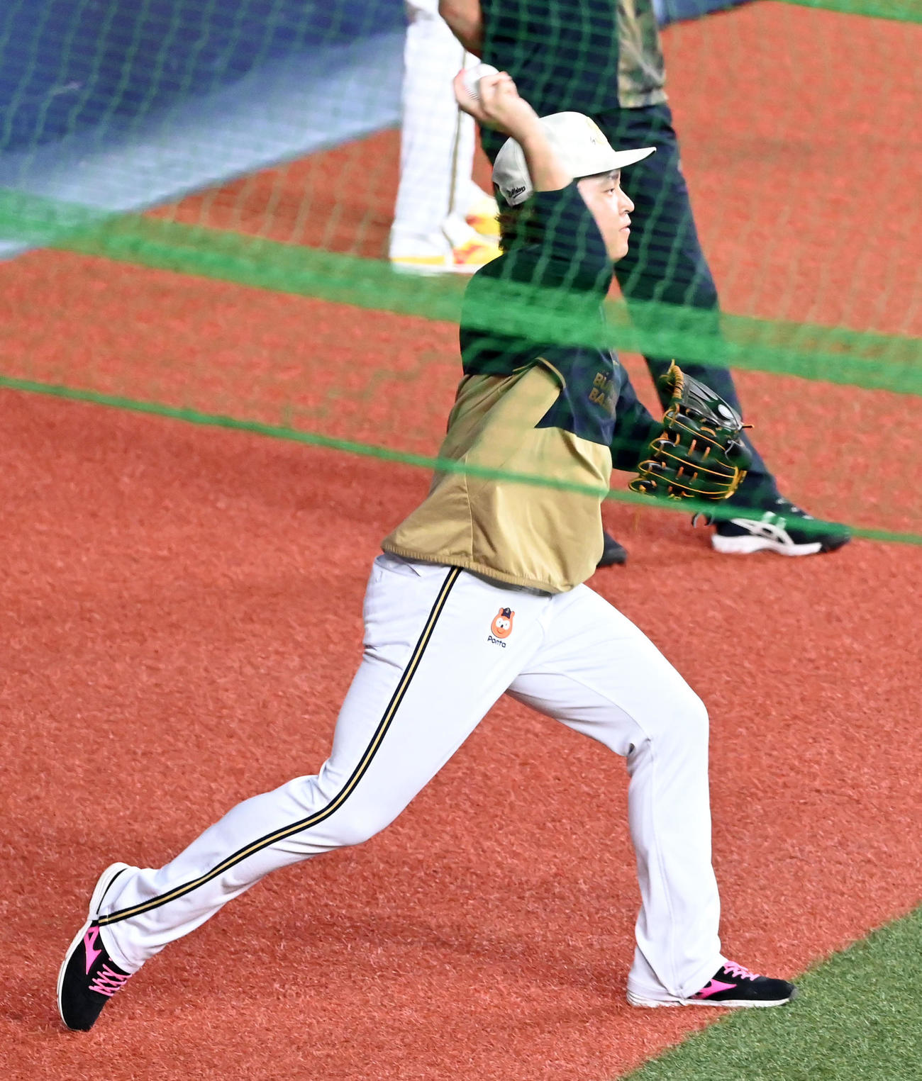 オリックス対ロッテ　右投げ転向した？宮城。誰かのモノマネかな？（撮影・前岡正明）