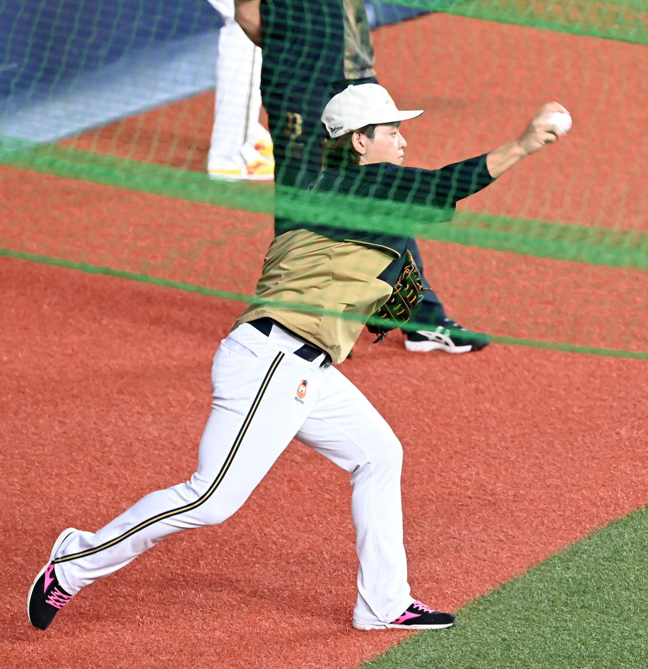 オリックス対ロッテ　右投げ転向した？宮城。誰かのモノマネかな？もしかして？（撮影・前岡正明）