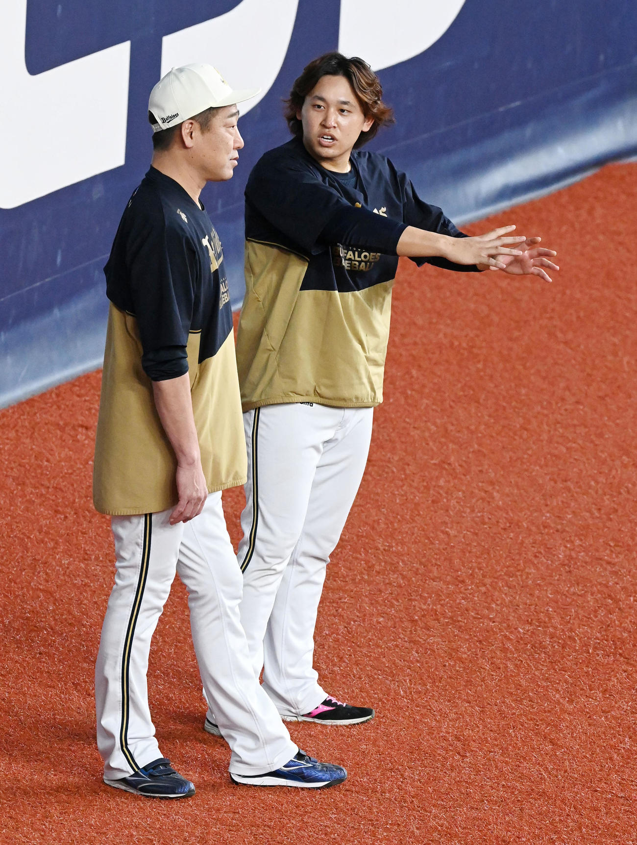 オリックス対ロッテ　中嶋監督（左）と話す宮城（撮影・前岡正明）