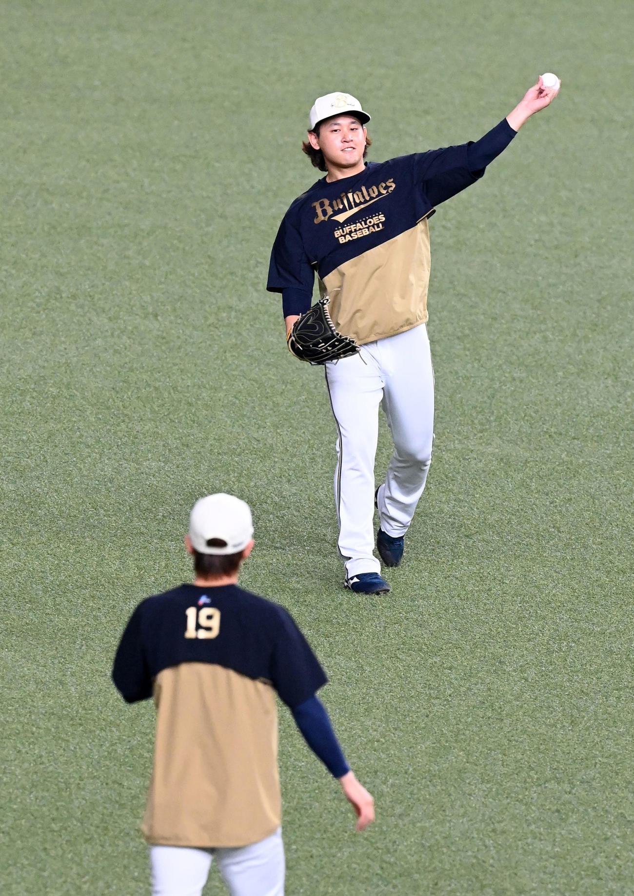 オリックス対ロッテ　山岡（背中）とキャッチボールを行う宮城（撮影・前岡正明）