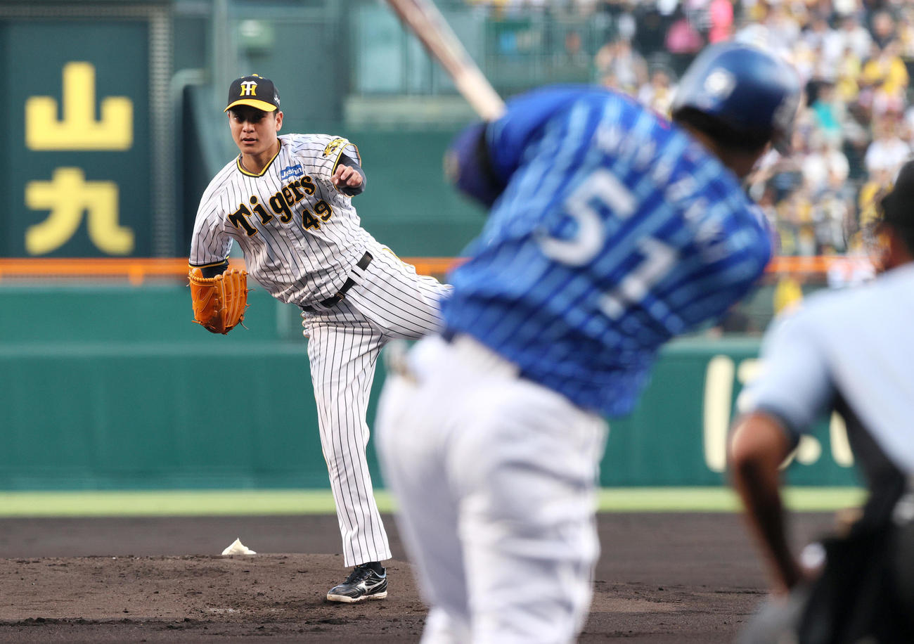 阪神対DeNA 1回表DeNA1死三塁、大竹は宮崎を空振り三振に仕留める（撮影・上山淳一）