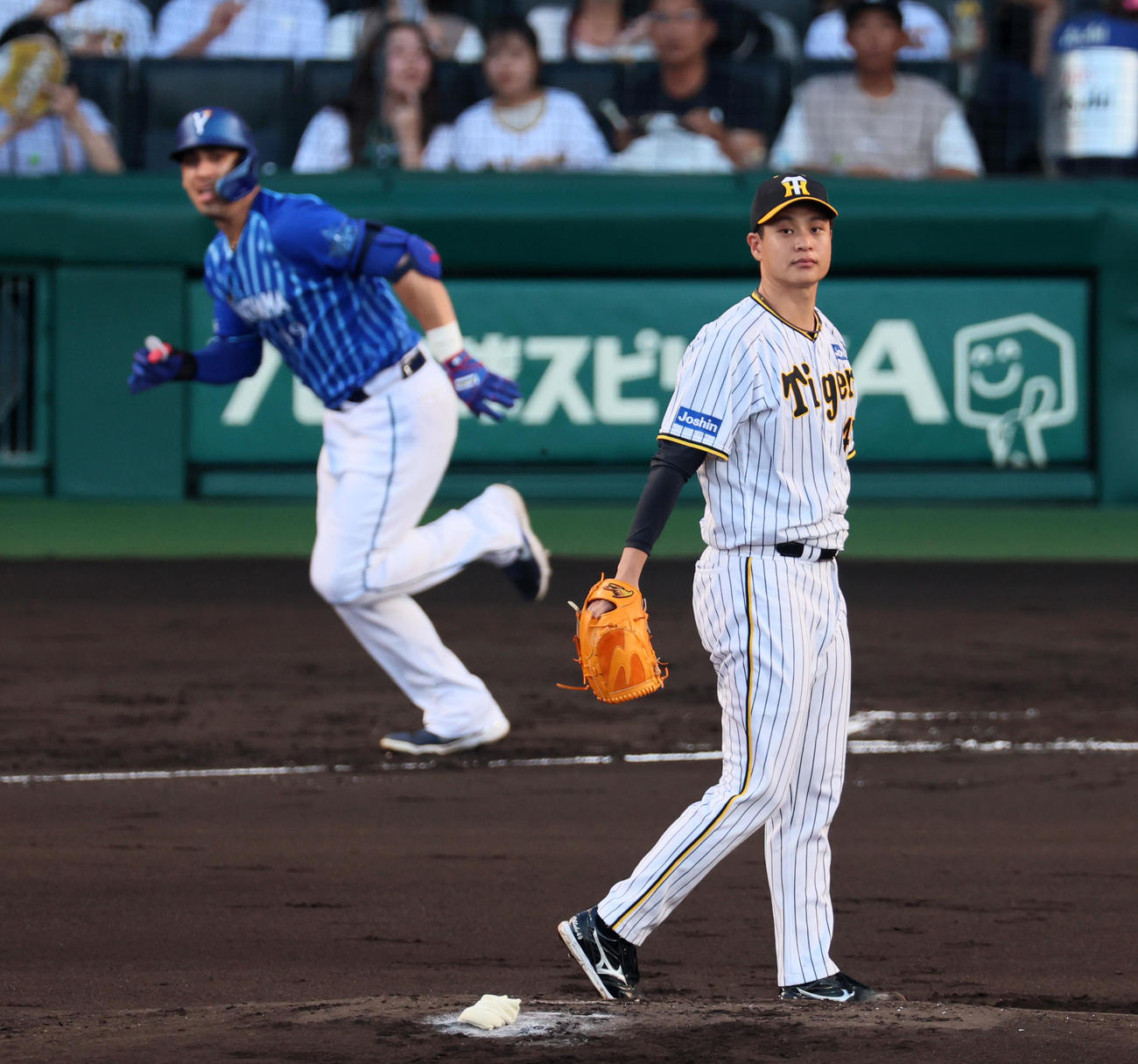 阪神対DeNA 2回表DeNA無死、大竹はソトに中越えソロ本塁打を浴びる（撮影・加藤哉）