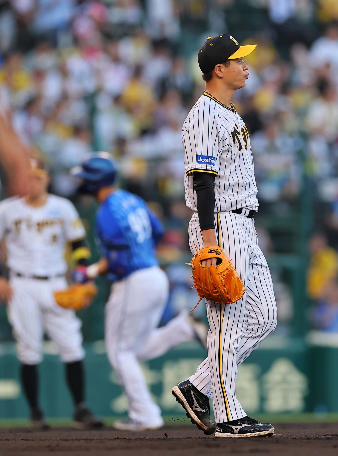 阪神対DeNA 2回表DeNA無死、大竹（右）はソトに中越え本塁打を浴びる（撮影・上田博志）