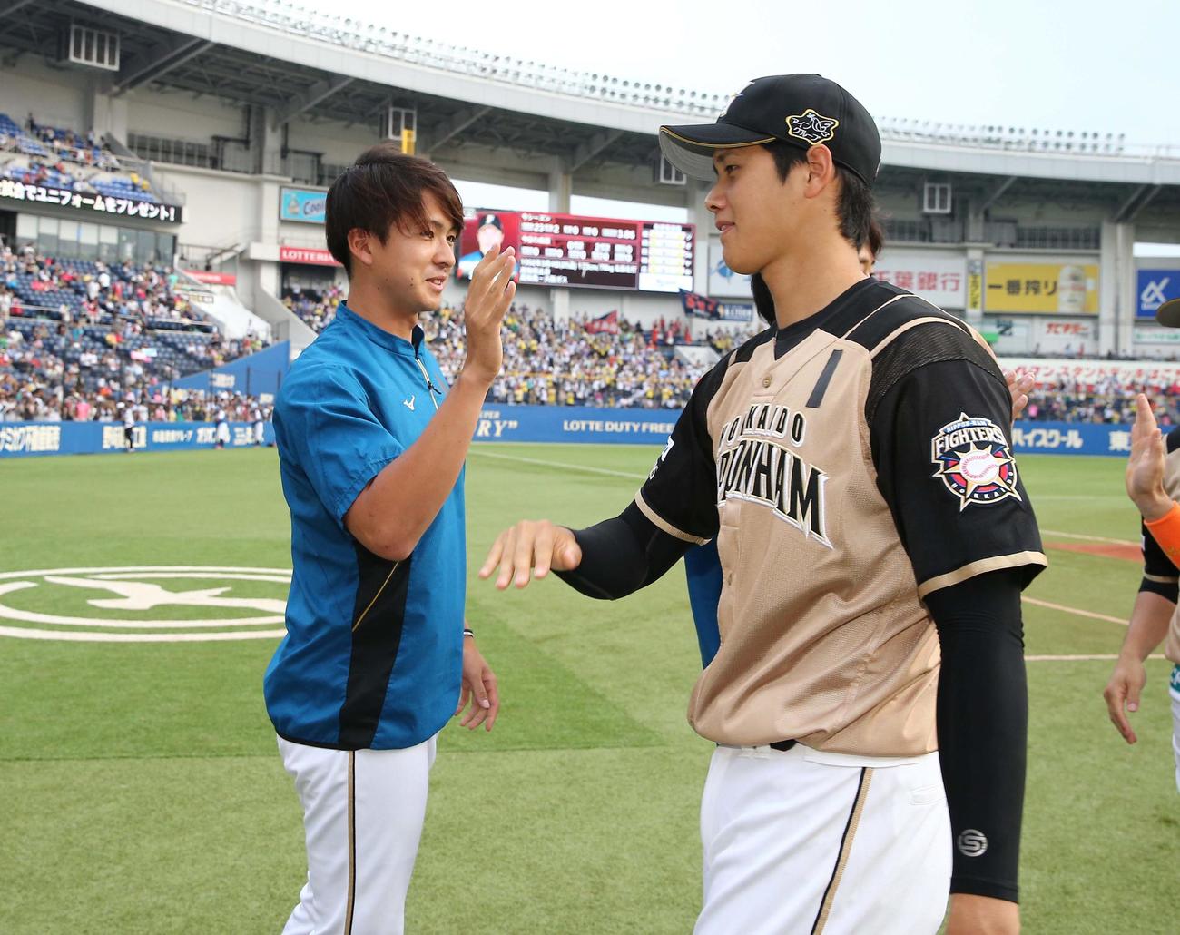 2017年7月、大谷（右）とハイタッチする上沢