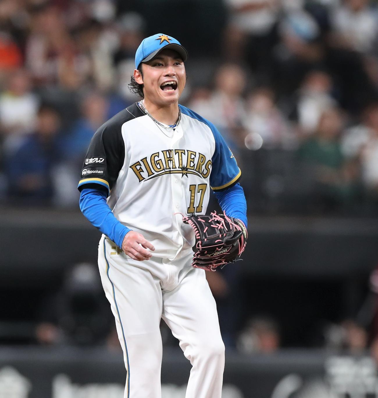 日本ハム対楽天　6回表楽天2死二塁、辰己を三振にとり叫ぶ伊藤（撮影・黒川智章）