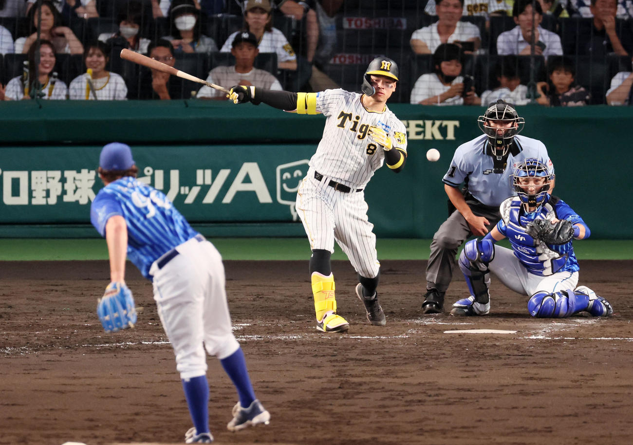 阪神対DeNA 4回裏阪神1死一、二塁、佐藤輝は投失で出塁。投手はバウアー（撮影・加藤哉）