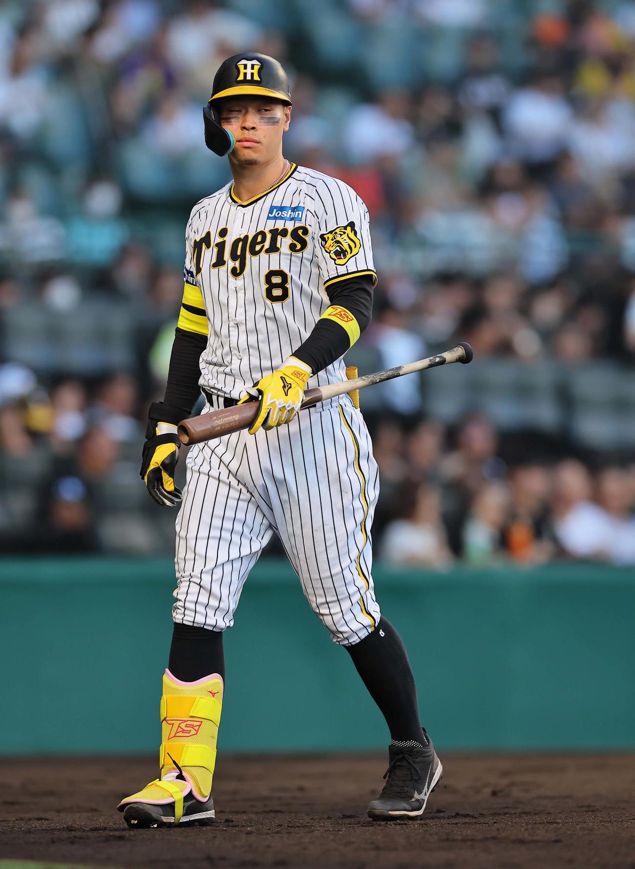 阪神対DeNA 2回裏阪神1死、佐藤輝は三邪飛に倒れる（撮影・上田博志）