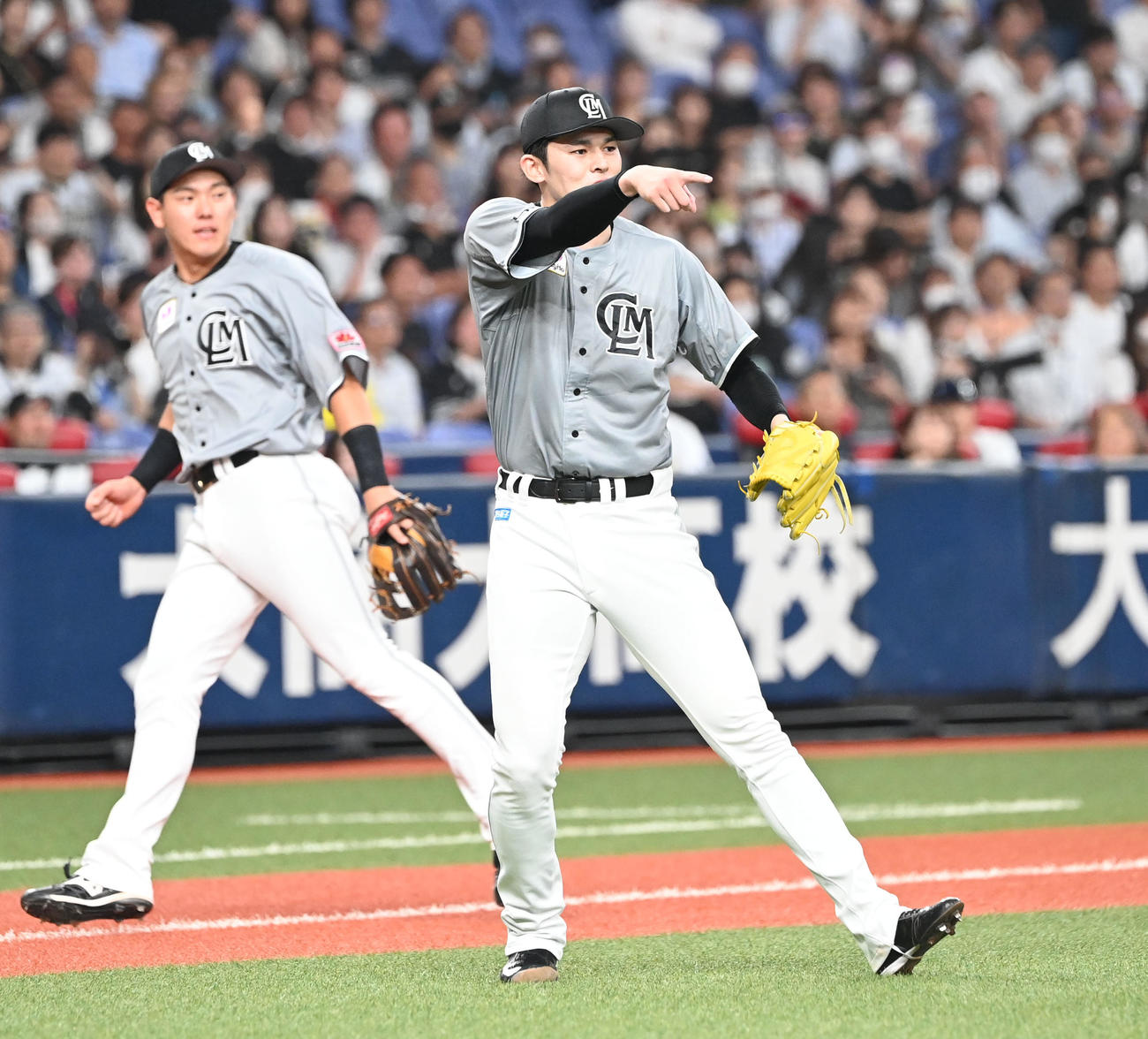 オリックス対ロッテ　7回裏オリックス2死、杉本を三ゴロに打ち取り一塁を指さす佐々木朗（撮影・和賀正仁）