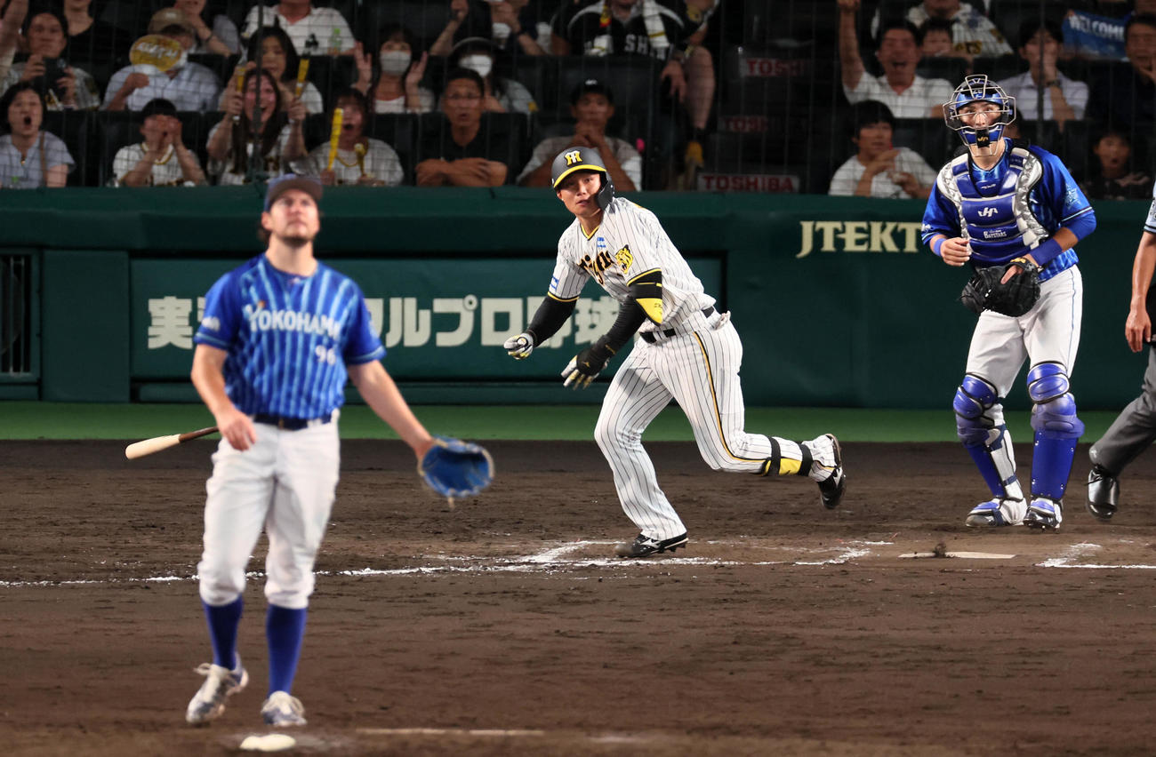 阪神対DeNA 8回裏阪神無死一塁、森下は左越え2点本塁打を放つ。投手はバウアー（撮影・加藤哉）