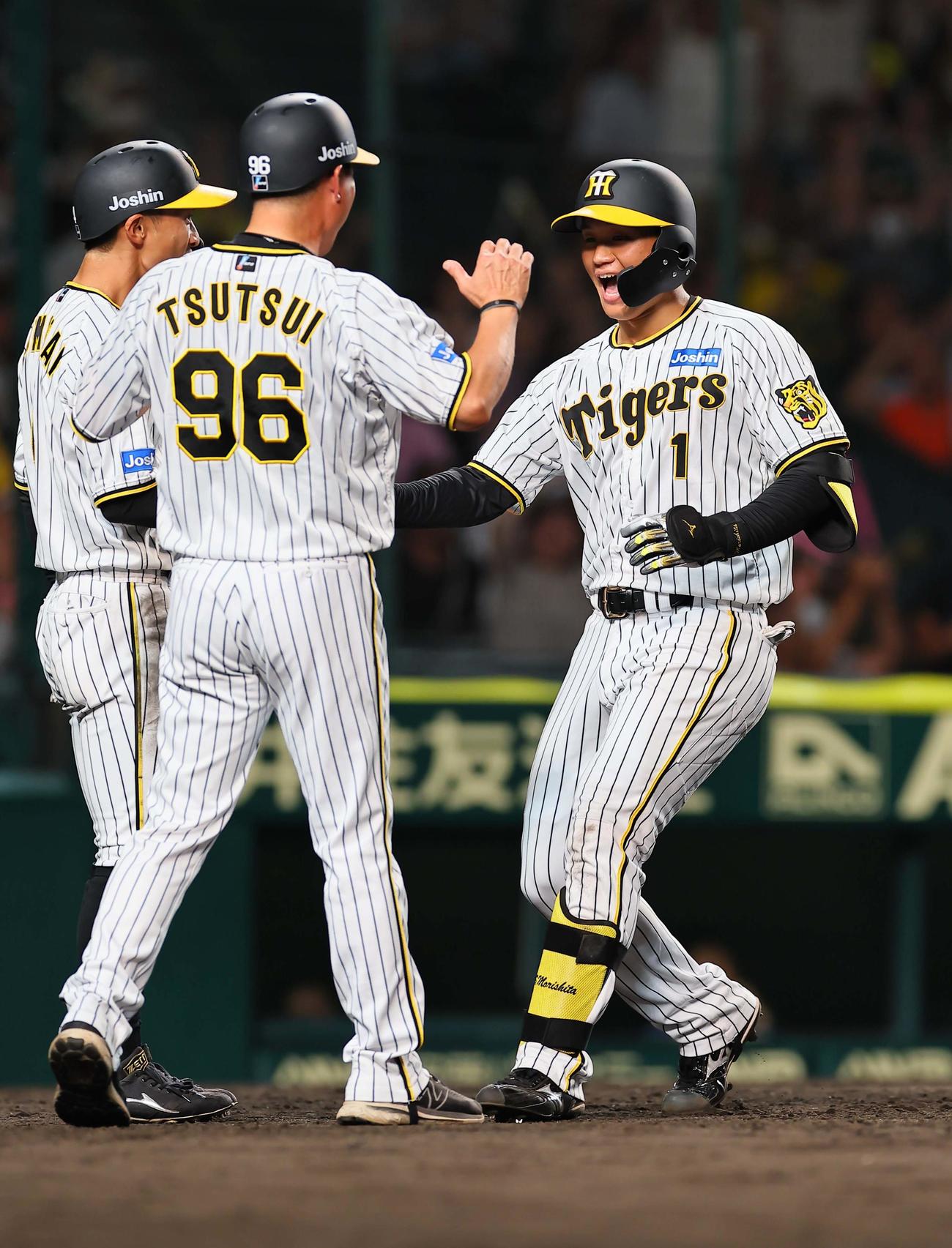 阪神対DeNA 8回裏阪神無死一塁、森下（右）は右中間へ同点本塁打を放つ（撮影・上田博志）