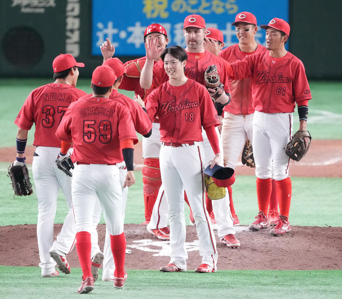 巨人対広島　完封勝利し、ナインを迎える広島森下（中央）（撮影・鈴木みどり）
