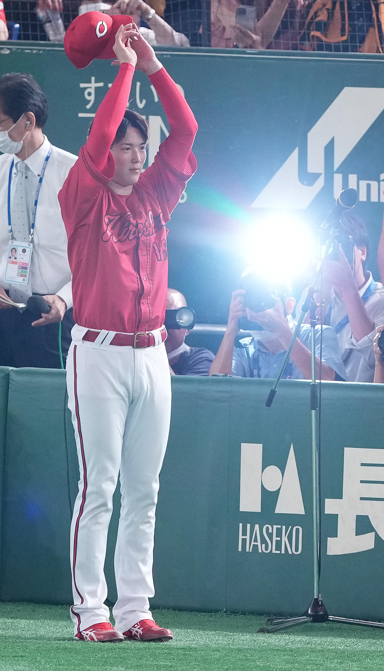巨人対広島　完封勝利し、ファンの声援に応える広島森下（撮影・鈴木みどり）