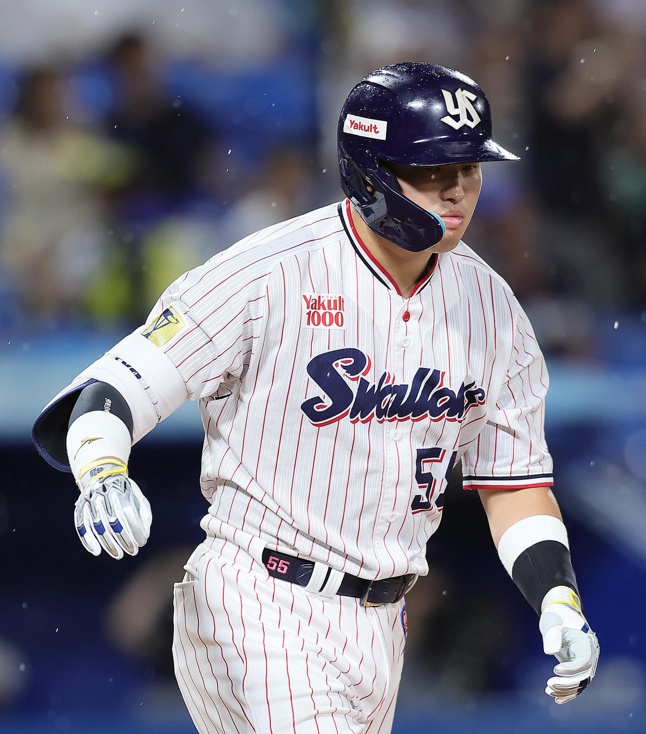 ヤクルト対中日　6回裏ヤクルト2死一、三塁、村上は右越え3点本塁打を放つ（撮影・足立雅史）