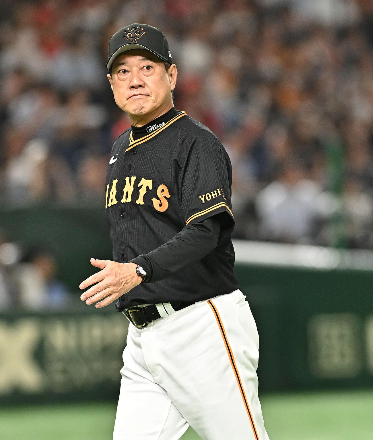 巨人対広島　交代を伝えベンチへ引き揚げる巨人原監督（撮影・滝沢徹郎）