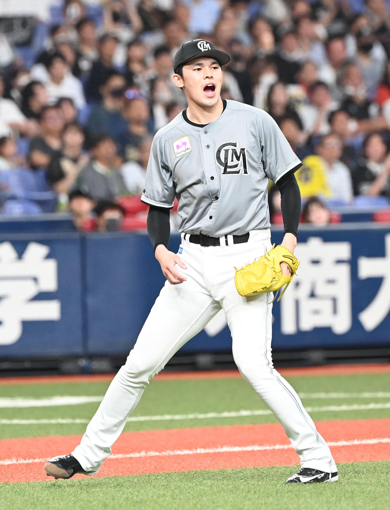オリックス対ロッテ　7回裏オリックス2死、杉本を三ゴロに打ち取り声を上げる佐々木朗（撮影・和賀正仁）