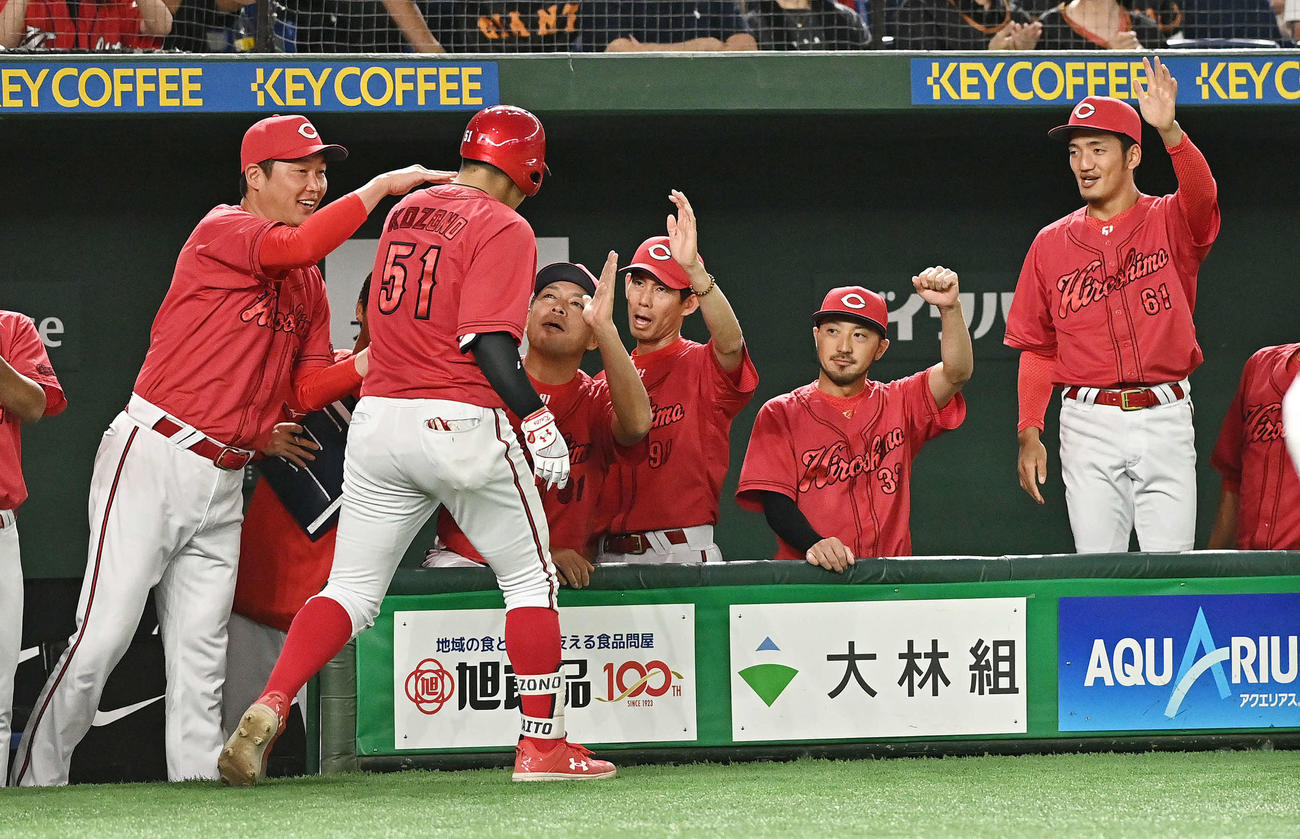 巨人対広島　5回表広島1死一塁、先制2点本塁打を放った小園（手前）を祝福する新井監督（左）（撮影・滝沢徹郎）