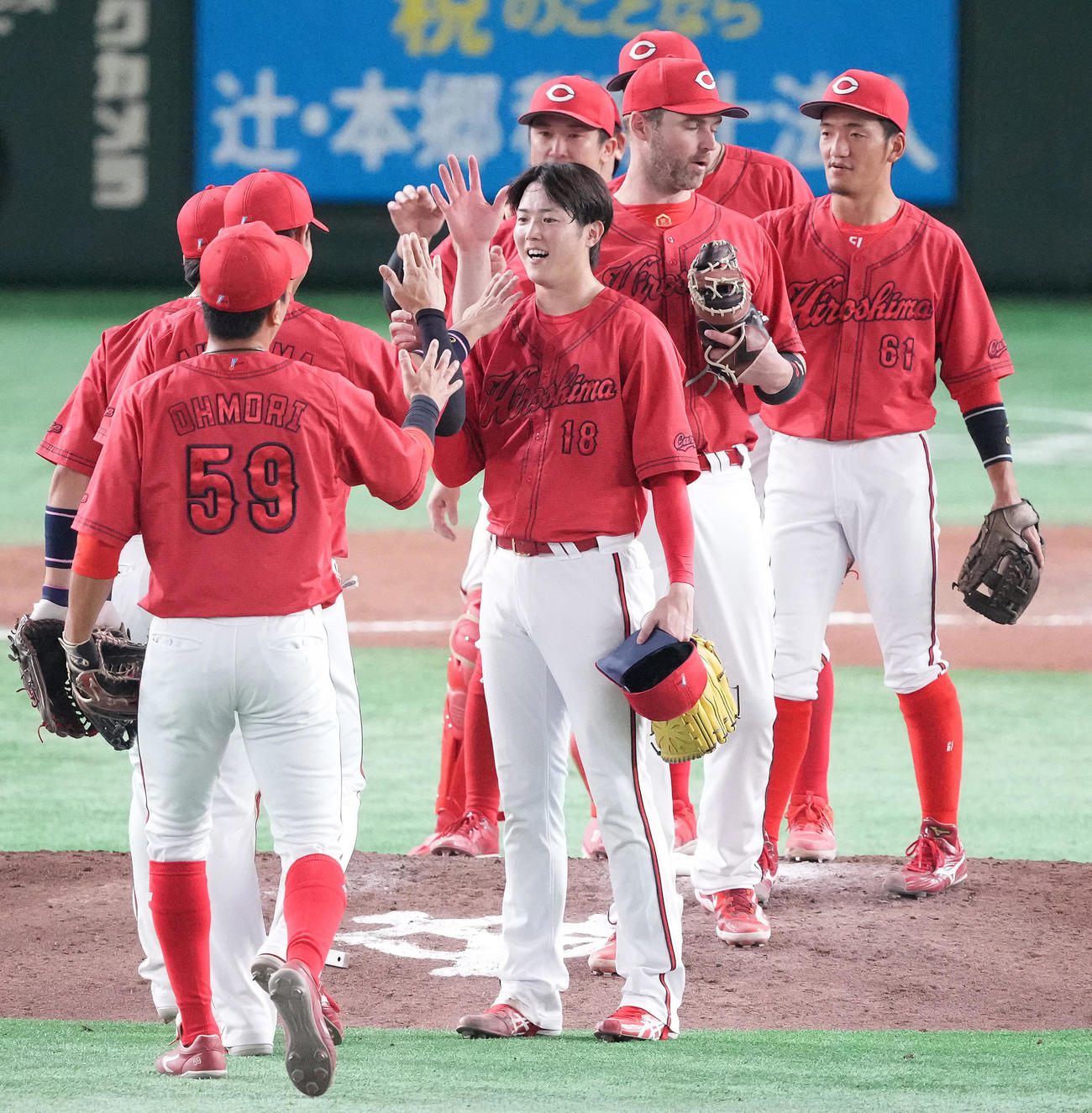 巨人対広島　完封勝利し、ナインを迎える広島森下（中央）（撮影・鈴木みどり）