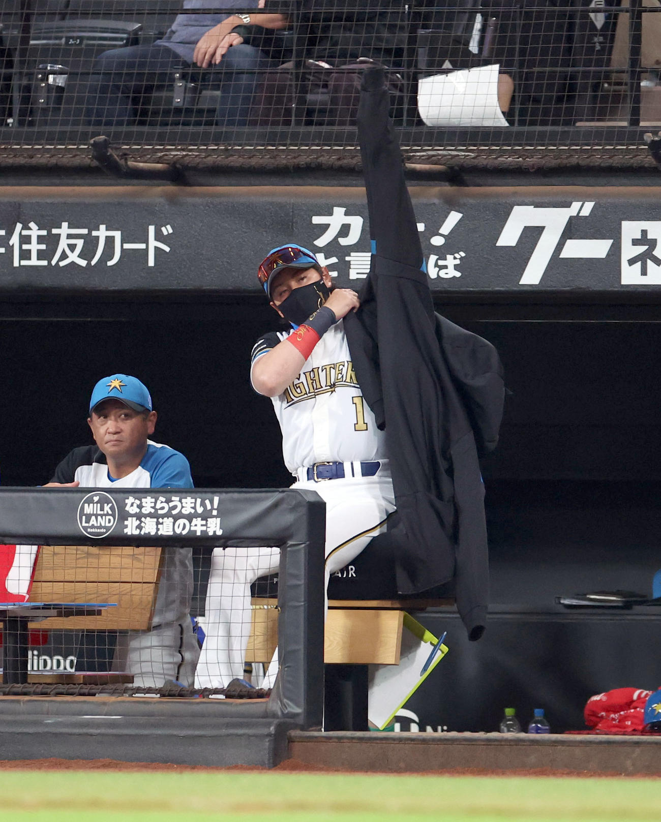 日本ハム対楽天　9回表、選手交代を告げ上着を羽織る新庄監督（撮影・佐藤翔太）
