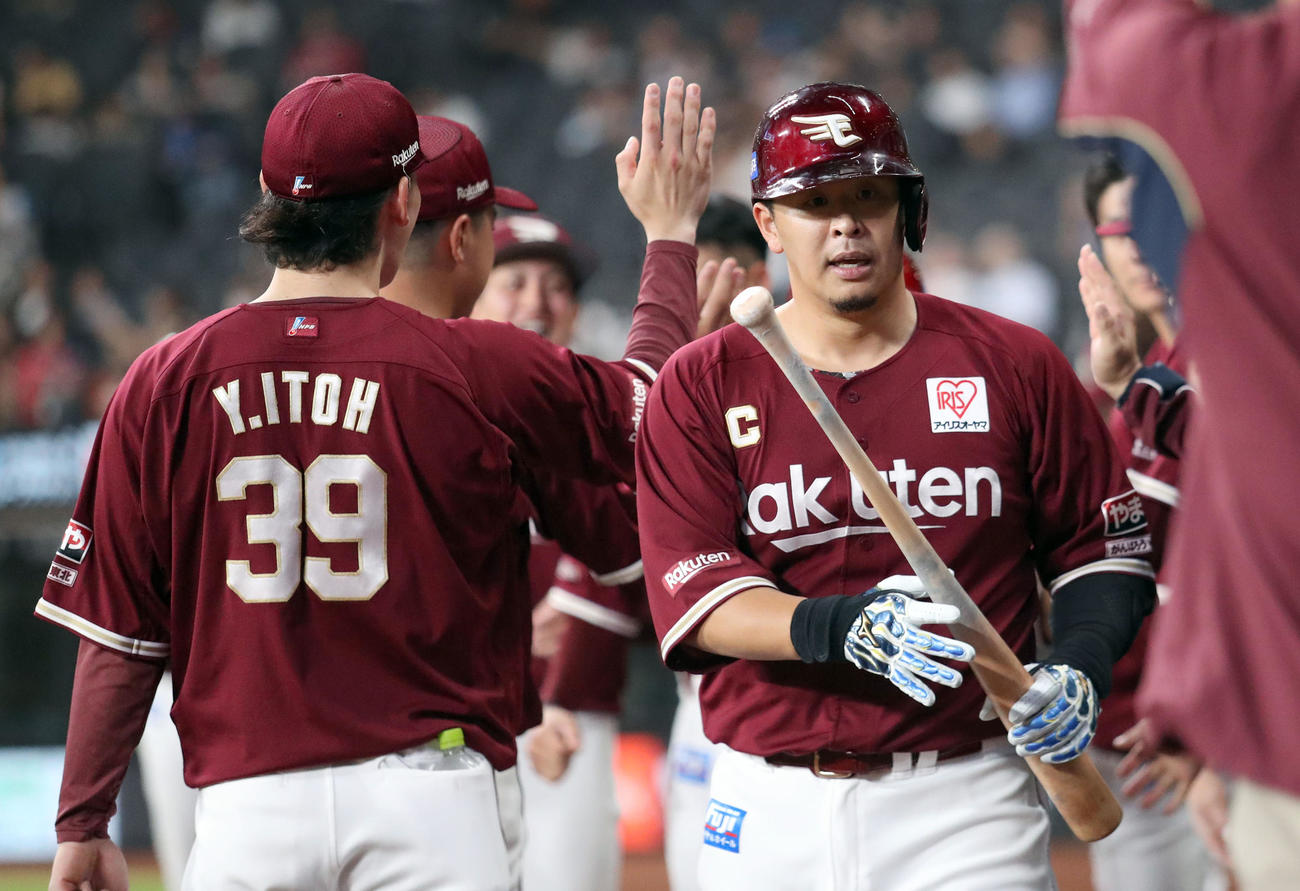 日本ハム対楽天　8回表楽天1死二塁、浅村は右越え2点本塁打を放ちナインに出迎えられる（撮影・佐藤翔太）
