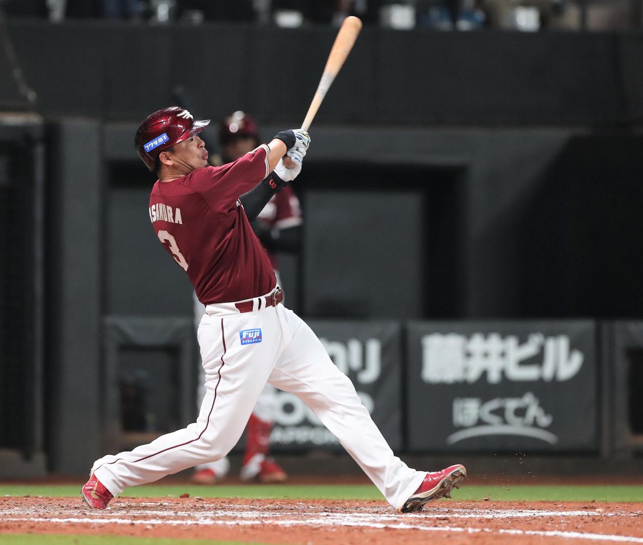 日本ハム対楽天　8回表楽天1死二塁、右中間に2点本塁打を放つ浅村（撮影・黒川智章）