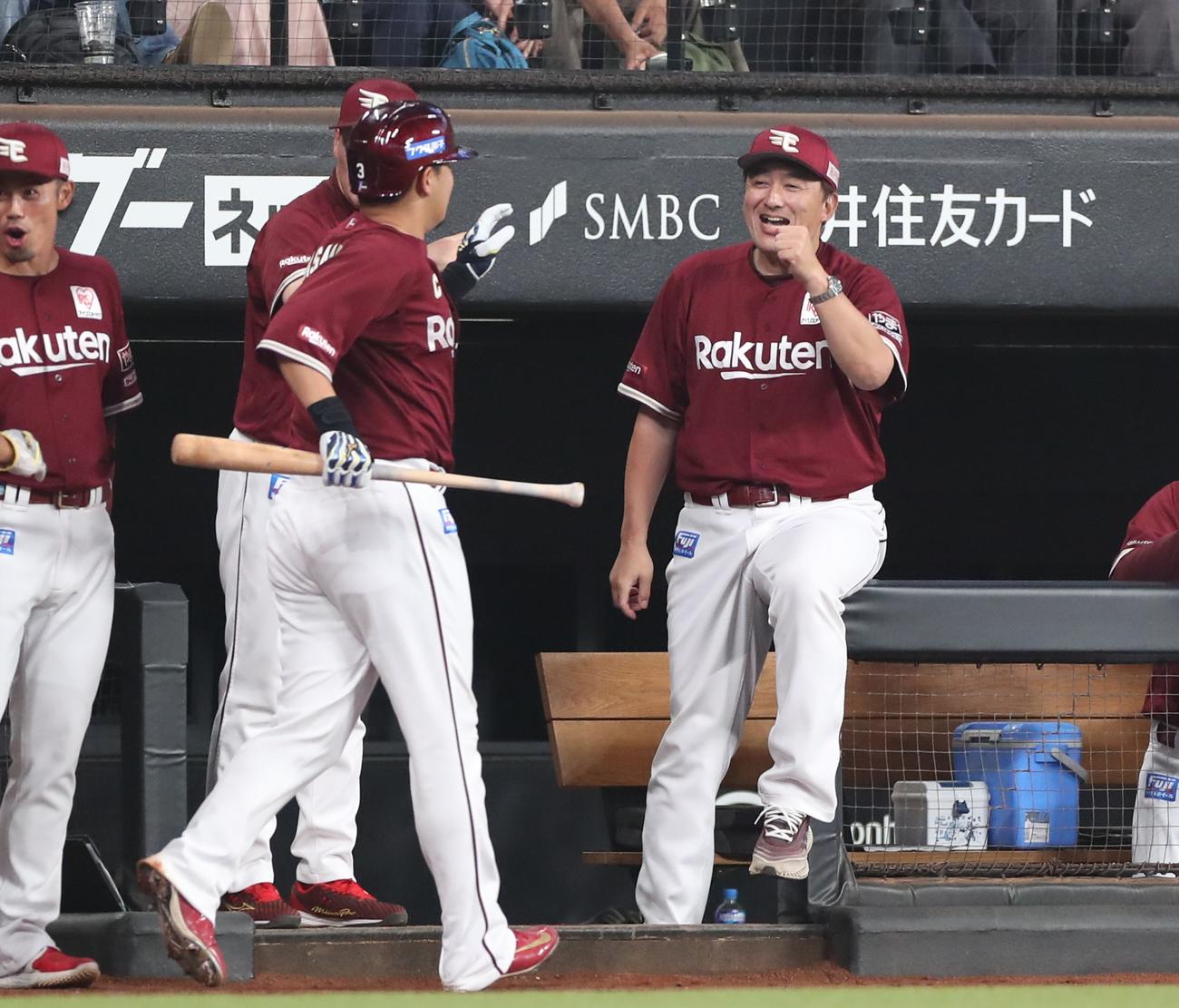 日本ハム対楽天　8回表、2点本塁打を放った浅村を出迎える石井監督（撮影・黒川智章）