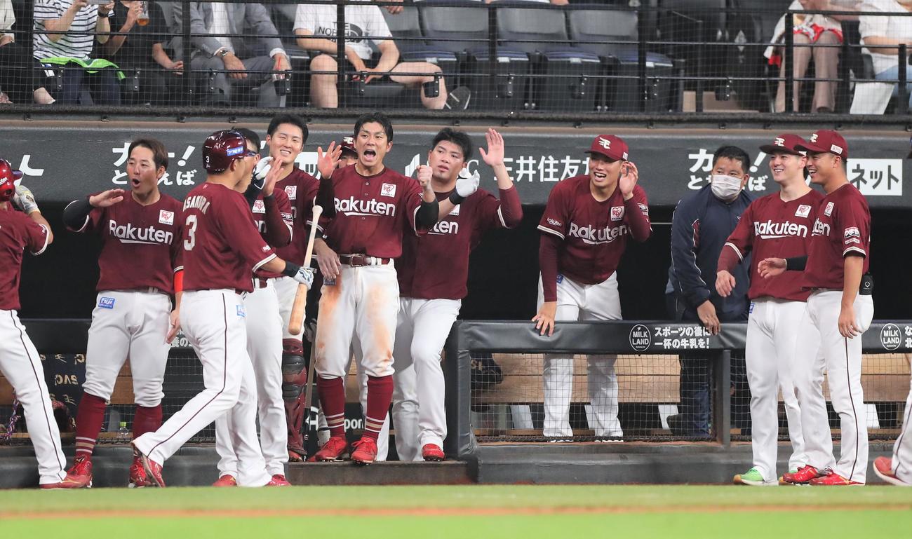 日本ハム対楽天　8回表、2点本塁打を放った浅村を出迎えるナイン（撮影・黒川智章）