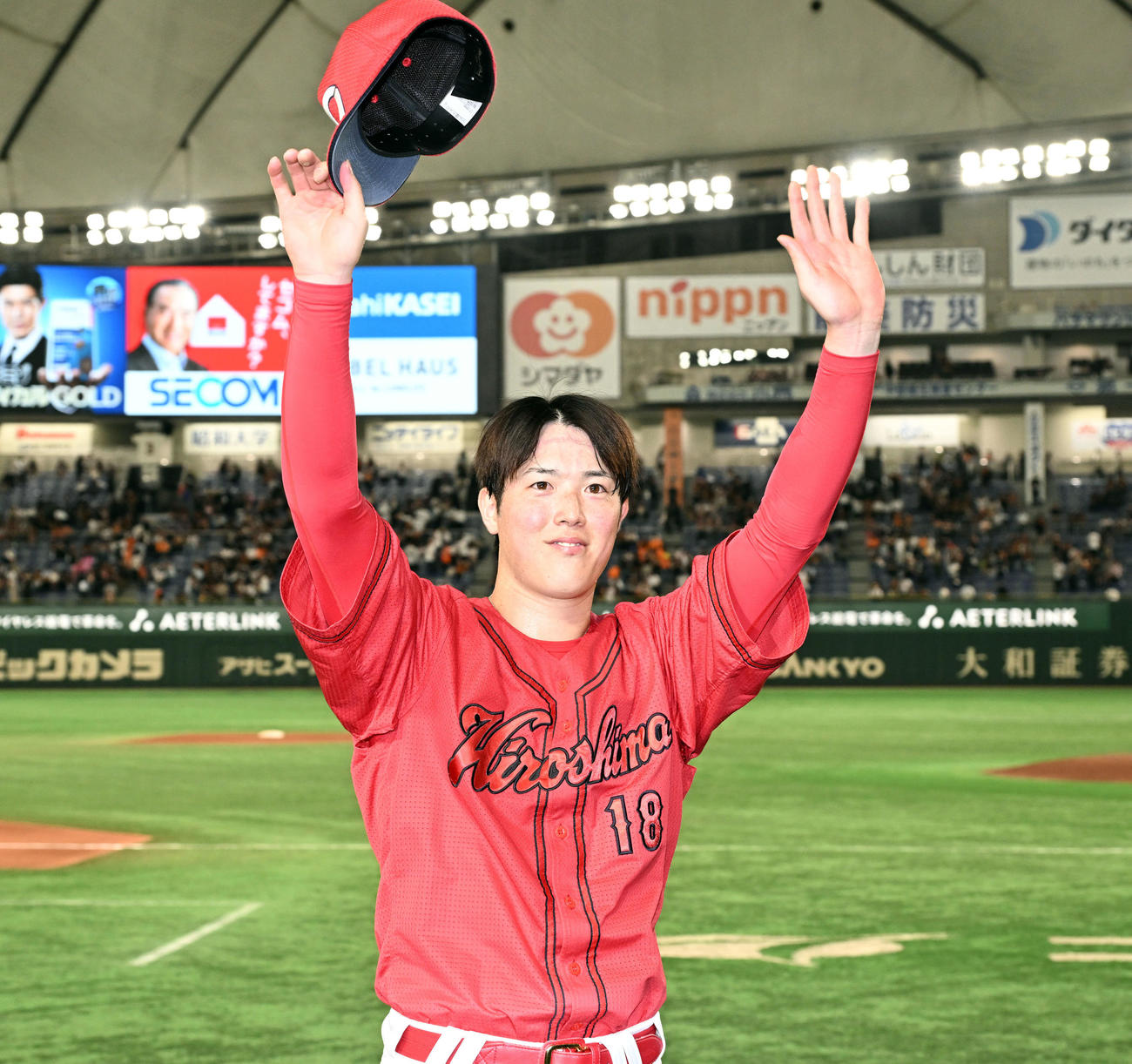 巨人対広島　ヒーローインタビューを終えファンに手を振る広島森下（撮影・滝沢徹郎）