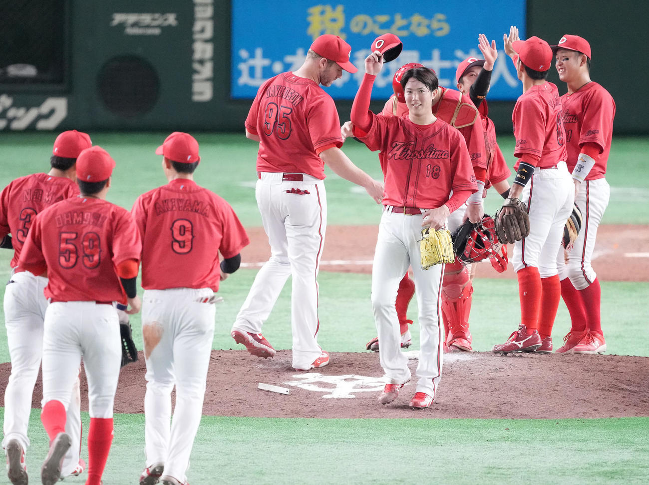 巨人対広島　完封勝利を挙げナインを迎える広島森下（中央）（撮影・鈴木みどり）
