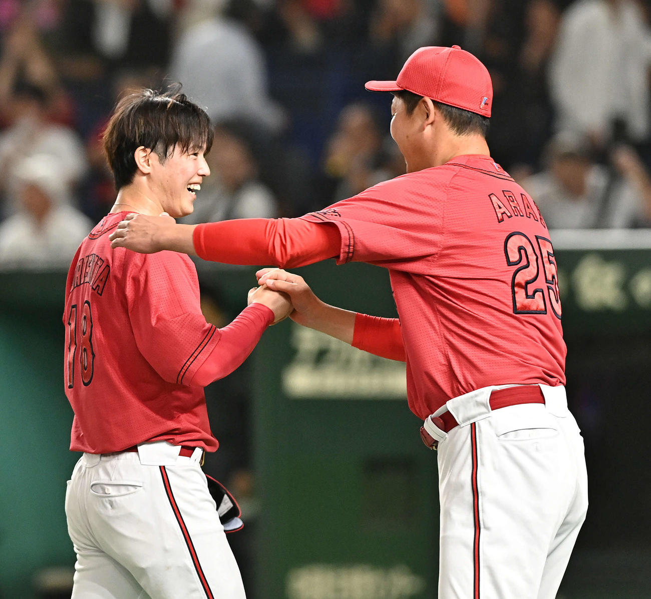 巨人対広島　試合後、完封勝利した広島森下（左）をねぎらう新井監督（撮影・滝沢徹郎）