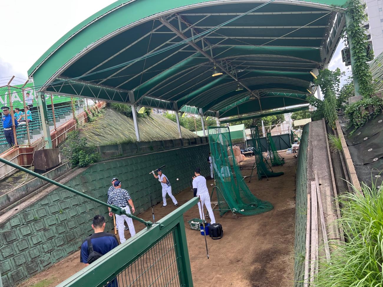 内野席と外野席の間の狭い場所でティー打撃を行う西武の選手たち（撮影・金子真仁）