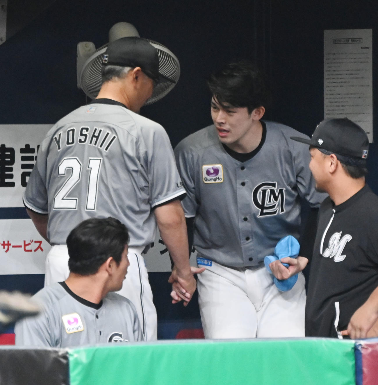 オリックス対ロッテ　7回1失点で投げ終え、吉井監督とねぎらいの握手を交わす佐々木朗（撮影・和賀正仁）