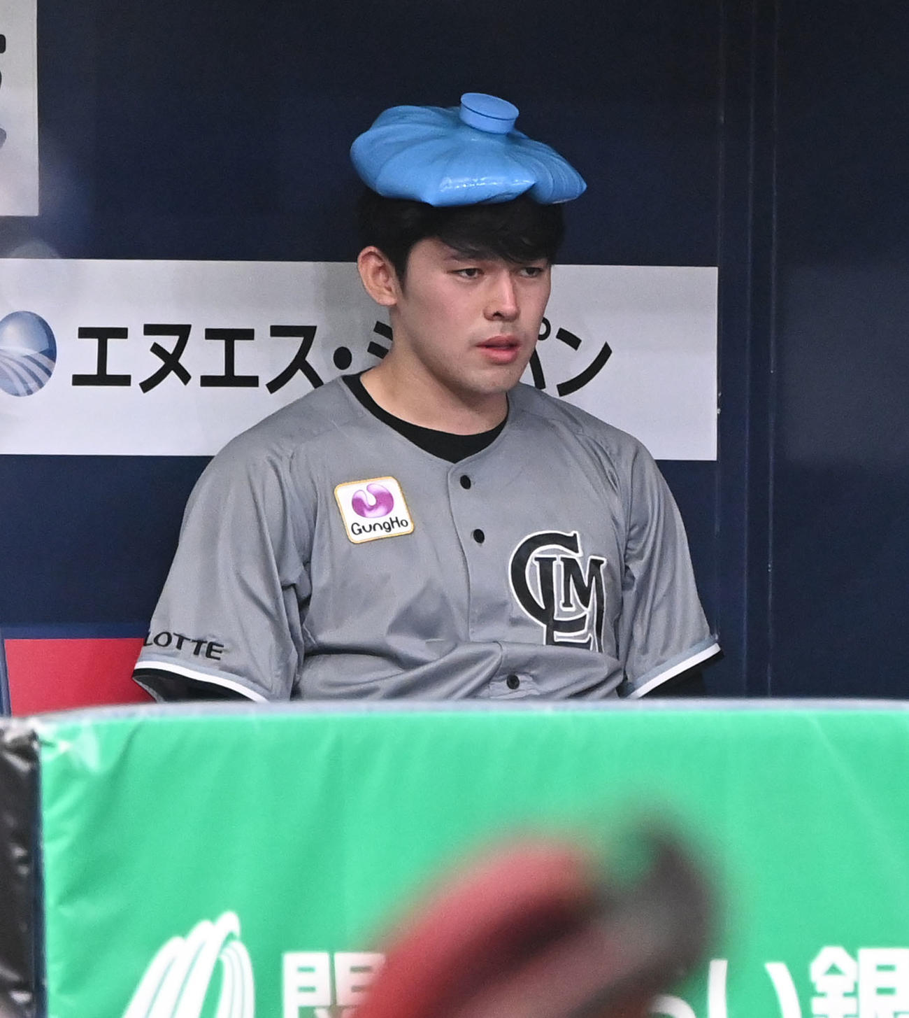オリックス対ロッテ　6回を投げ終えベンチで頭を冷やすロッテ佐々木朗（撮影・和賀正仁）