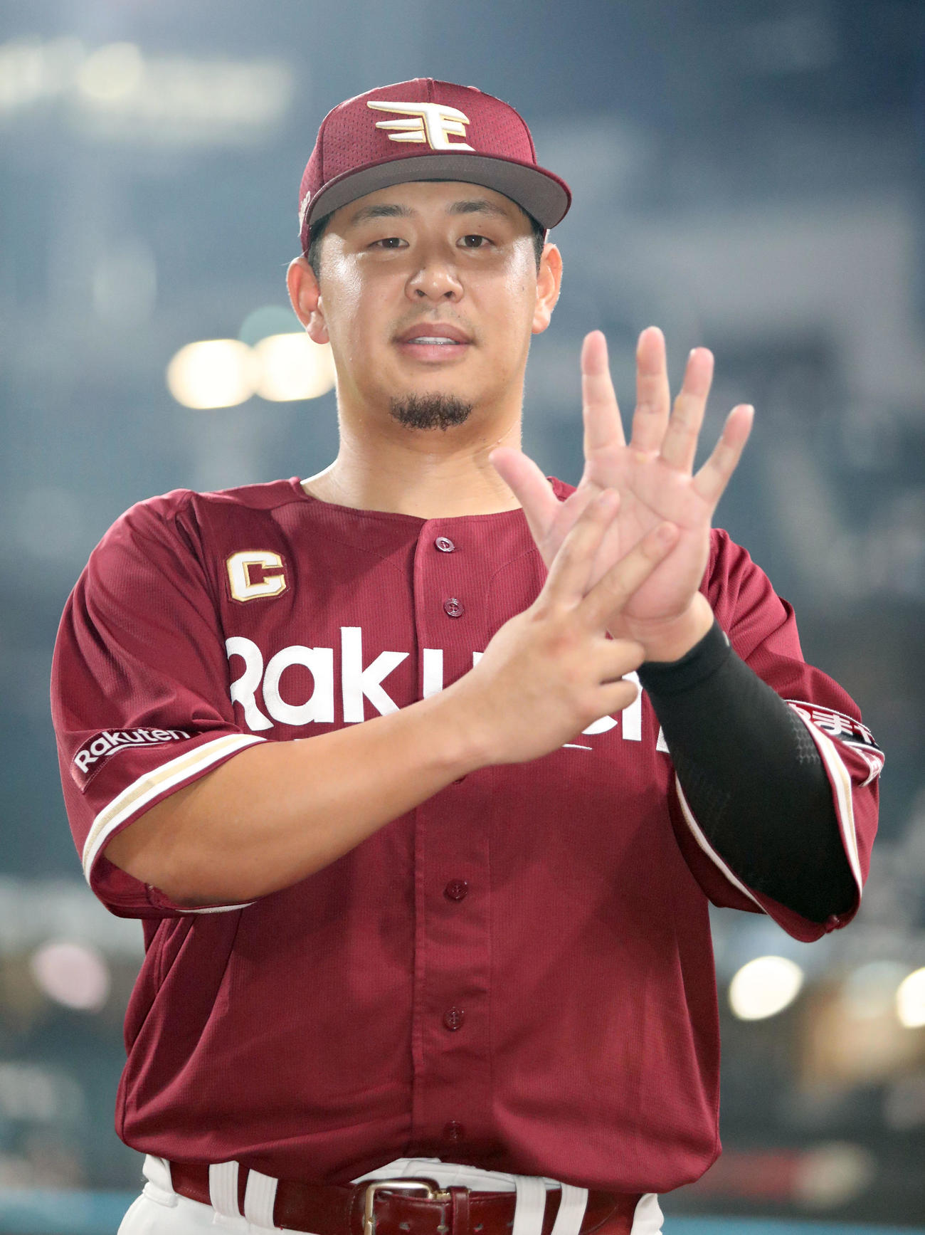 日本ハム対楽天　7連勝を決め、手で「7」のポーズをとる楽天浅村（撮影・佐藤翔太）