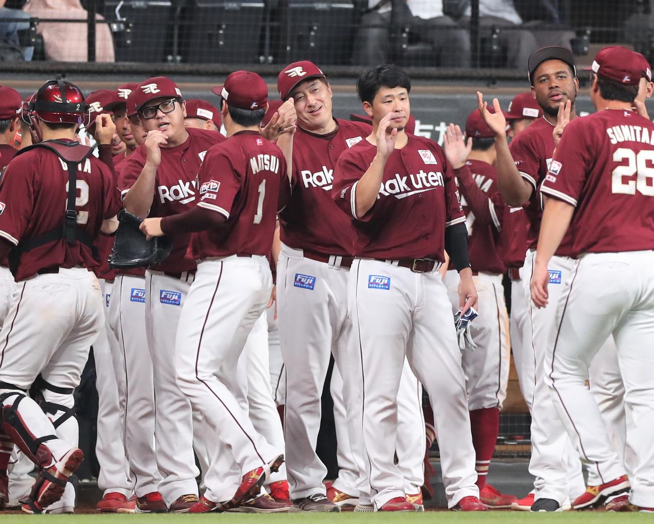 日本ハム対楽天　試合後、ナインを出迎える石井監督（中央）（撮影・黒川智章）