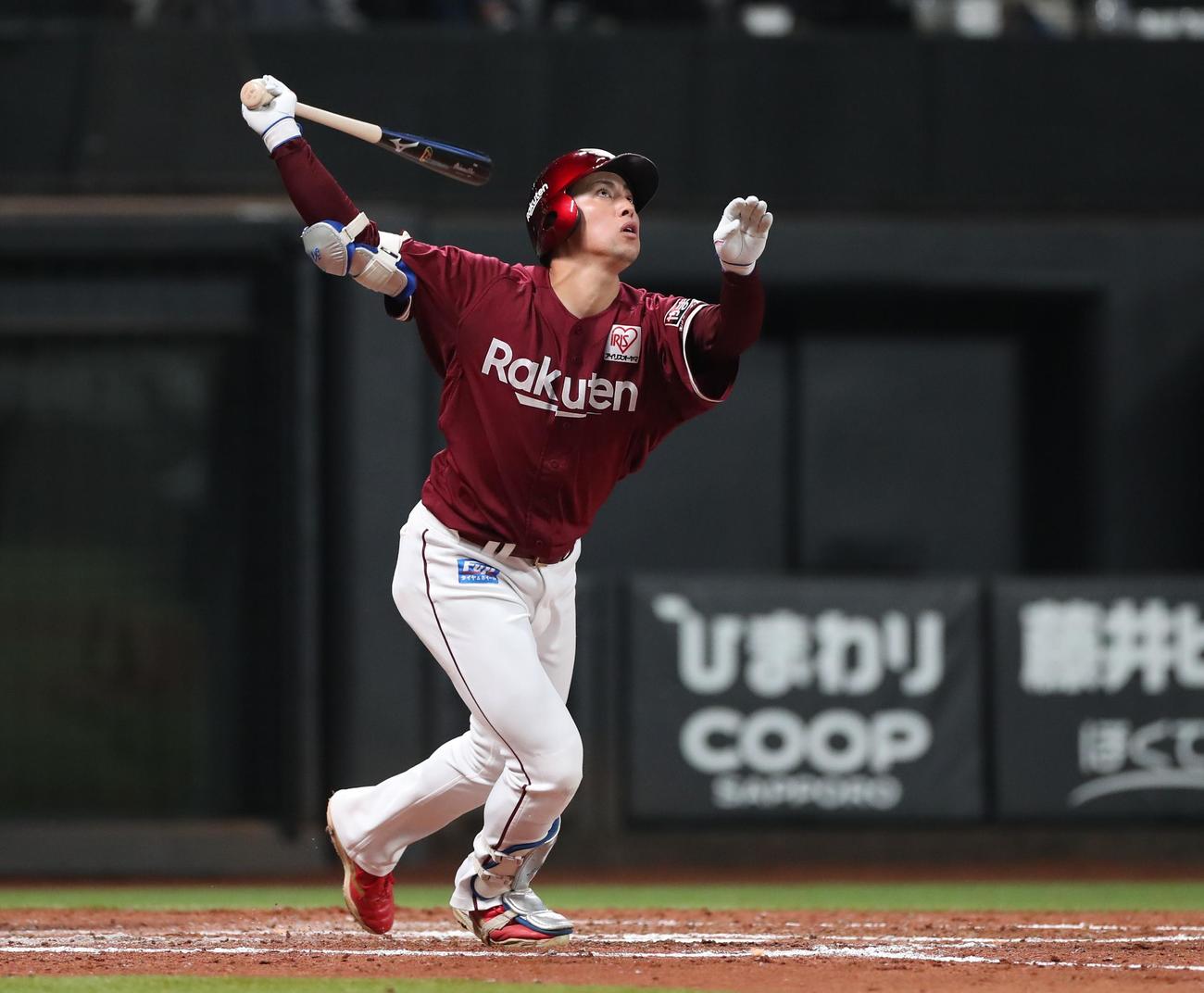 日本ハム対楽天　4回表楽天1死、右越え本塁打を放つ小郷（撮影・黒川智章）