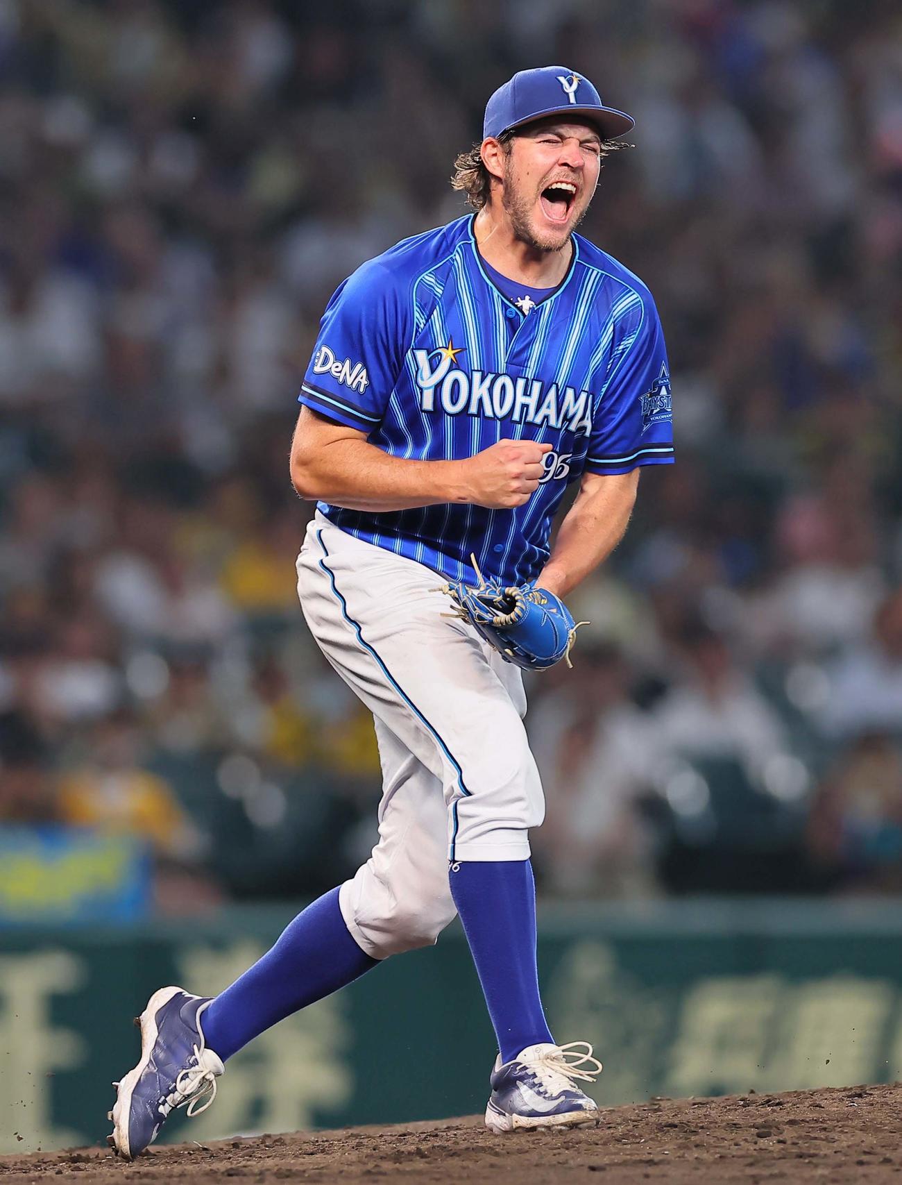 阪神対DeNA 4回裏阪神2死満塁、木浪から三振を奪い雄たけびをあげるバウアー（撮影・上田博志）