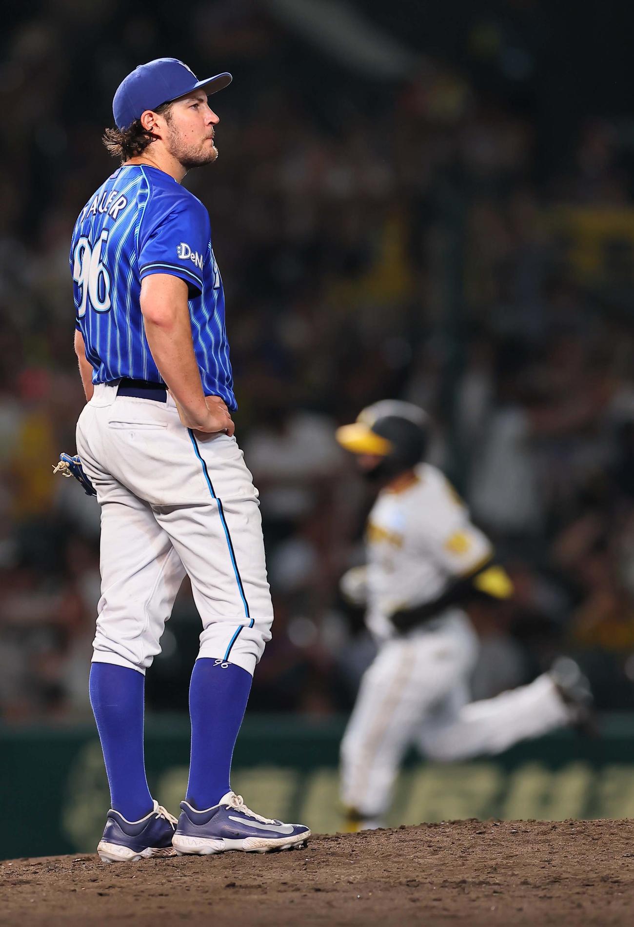 阪神対DeNA 8回裏阪神無死一塁、バウアー（左）は森下に左中間へ同点2点本塁打を浴びる（撮影・上田博志）