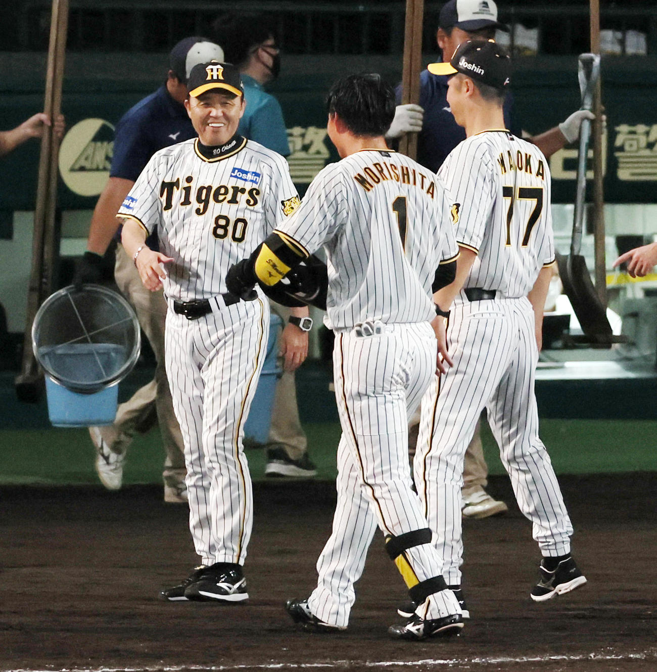 阪神対DeNA　サヨナラ中犠飛を放った森下（右）と笑顔で迎える岡田監督（撮影・加藤哉）