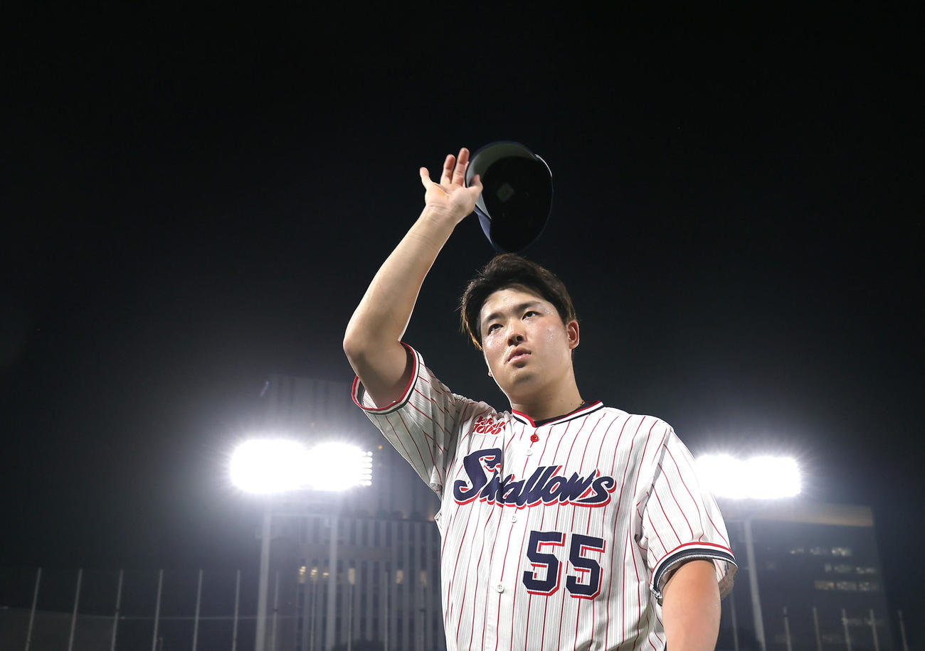 ヤクルト対中日　2本塁打のヤクルト村上はスタンドの声援に応える（撮影・足立雅史）