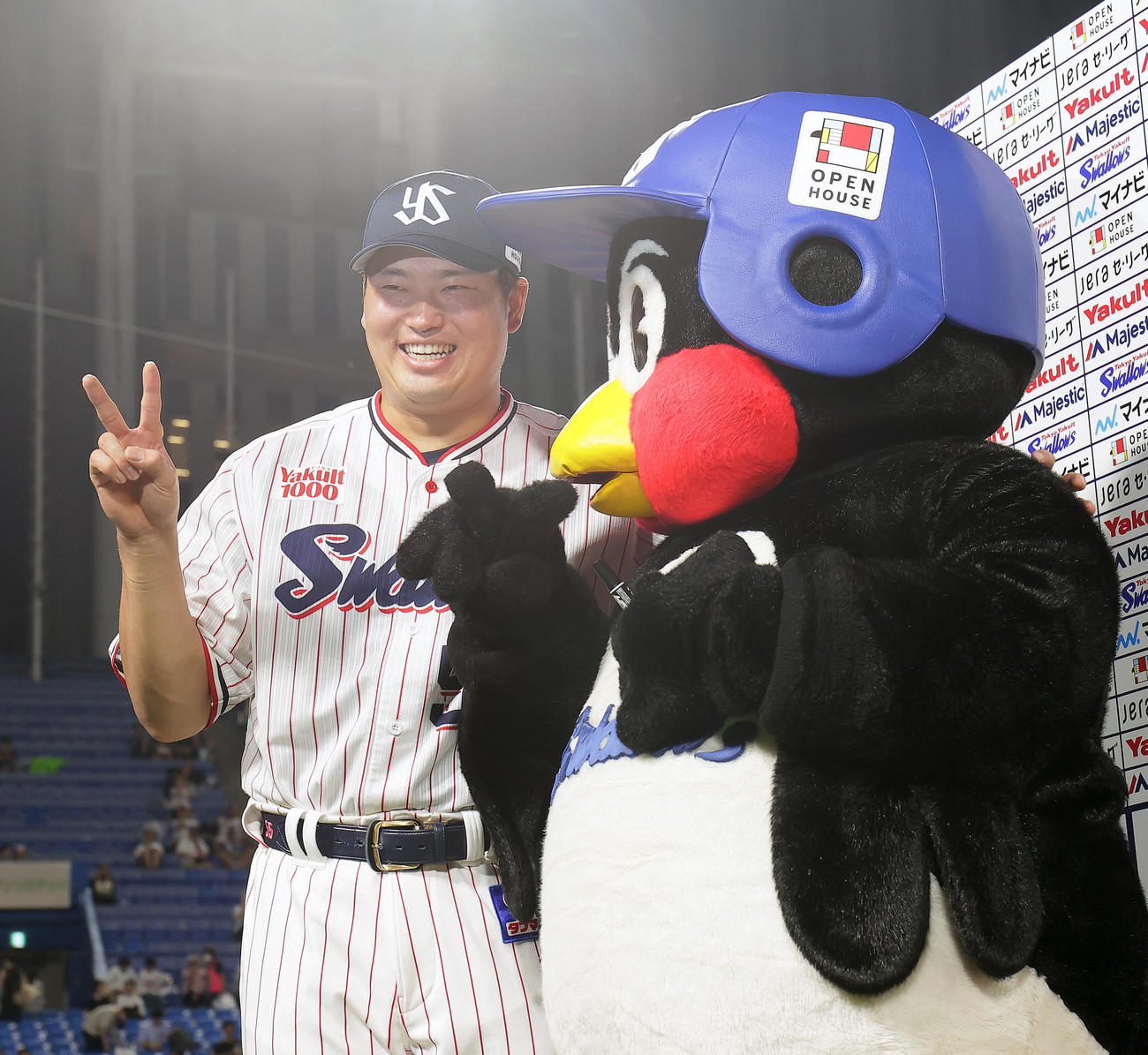 ヤクルト対中日　ヤクルト村上はお立ち台でつば九郎と笑顔を見せる（撮影・足立雅史）