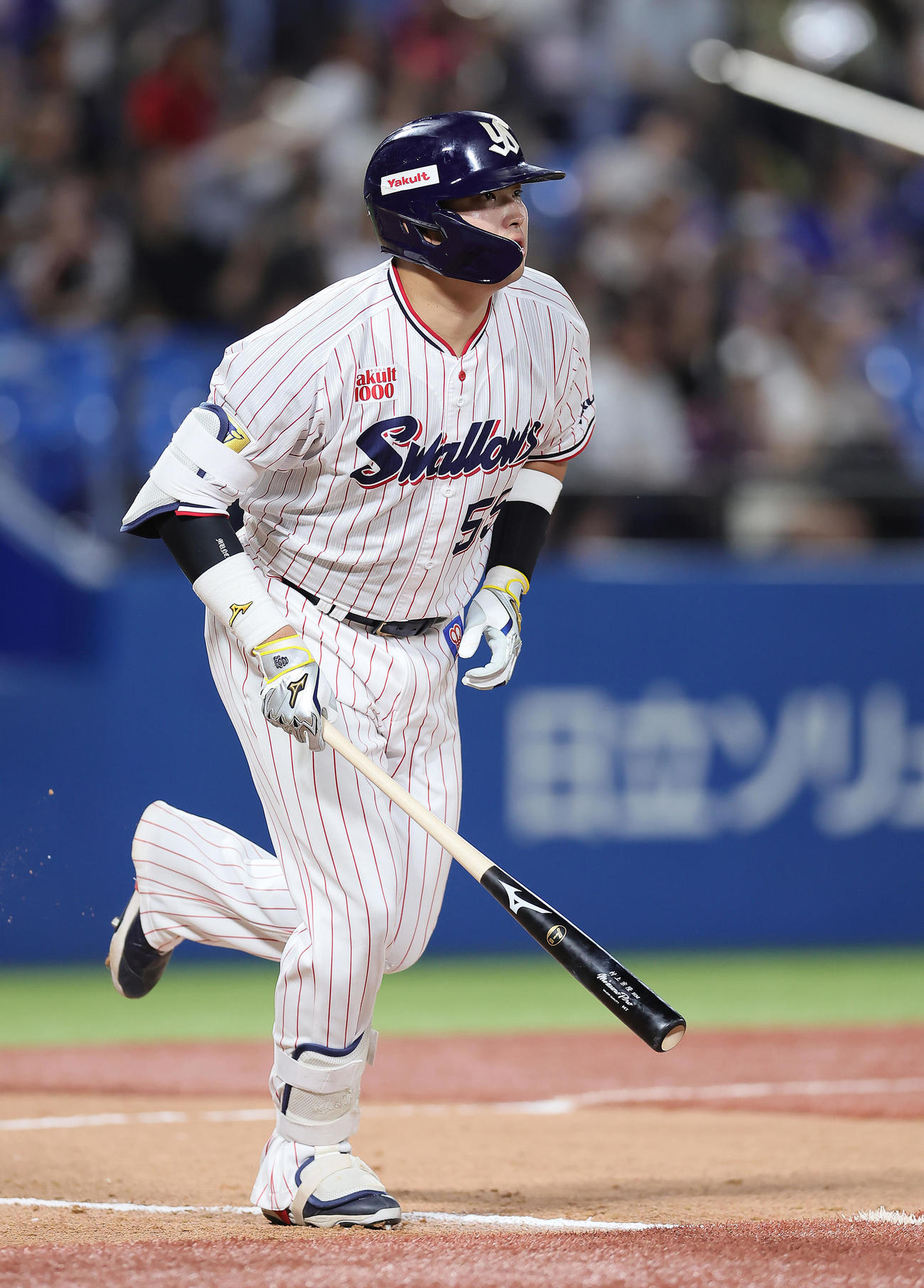 ヤクルト対中日　8回裏ヤクルト2死、村上は2打席連続となる右越え本塁打を放つ（撮影・足立雅史）
