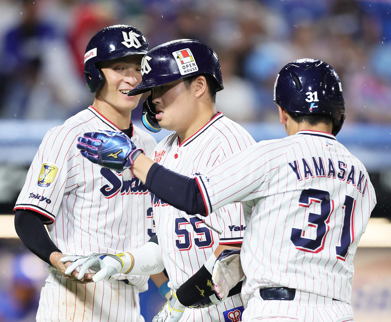ヤクルト対中日　6回裏ヤクルト2死一、三塁、右越え3点本塁打を放ちタッチを交わす村上（中央）（撮影・足立雅史）