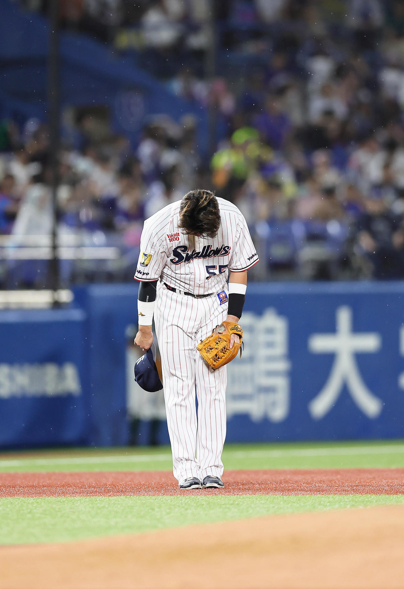 ヤクルト対中日　6回裏ヤクルト2死一、三塁、右越え3点本塁打を放った村上は守備につきスタンドの声援にお辞儀する（撮影・足立雅史）