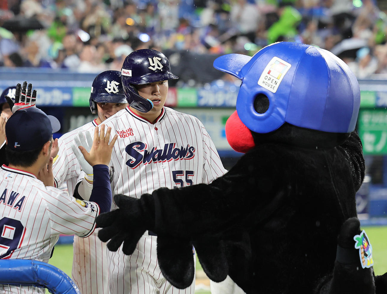 ヤクルト対中日　6回裏ヤクルト2死一、三塁、村上は右越え3点本塁打を放ちタッチを交わす（撮影・足立雅史）