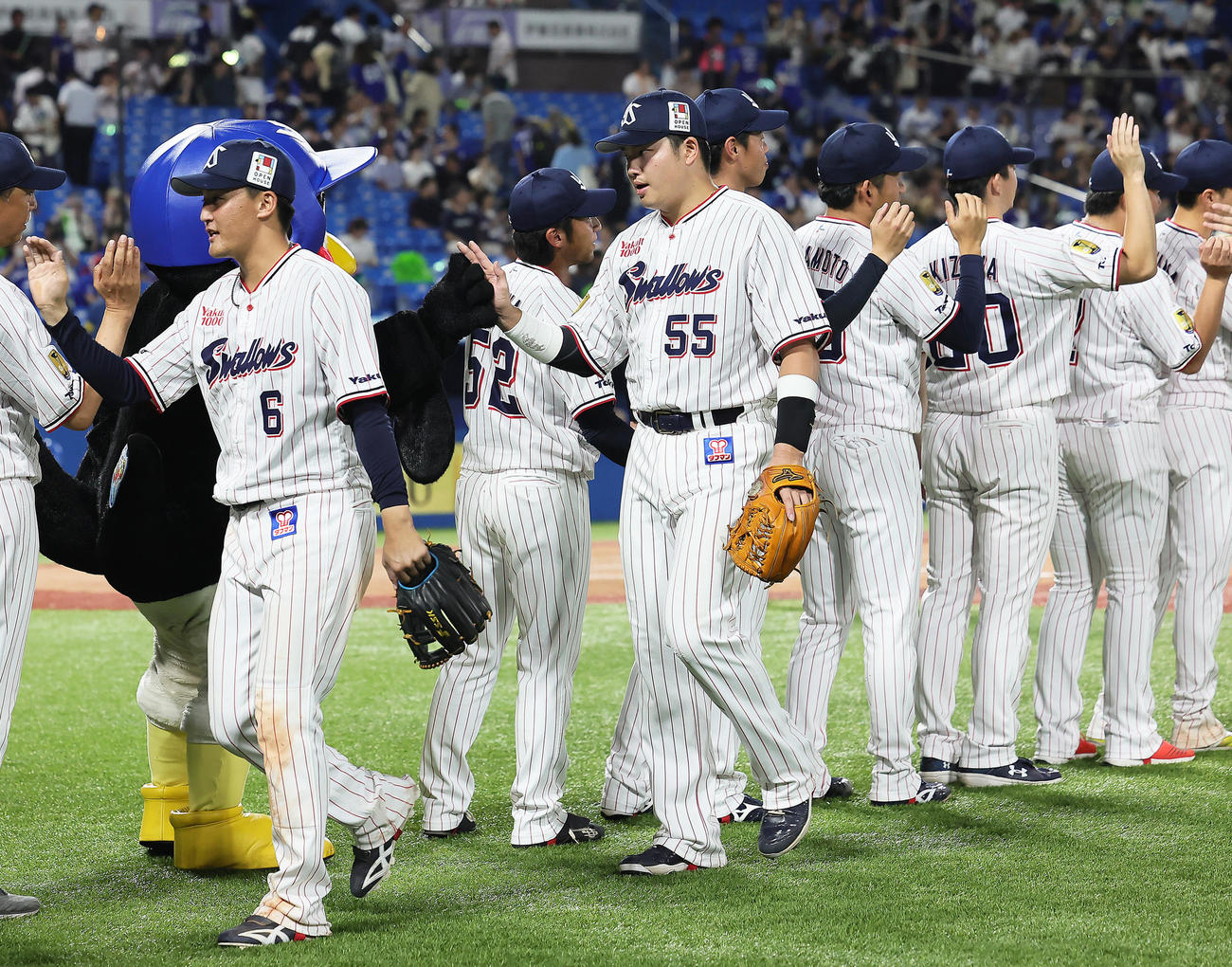 ヤクルト対中日　勝利しタッチを交わすヤクルト村上（中央）ら（撮影・足立雅史）