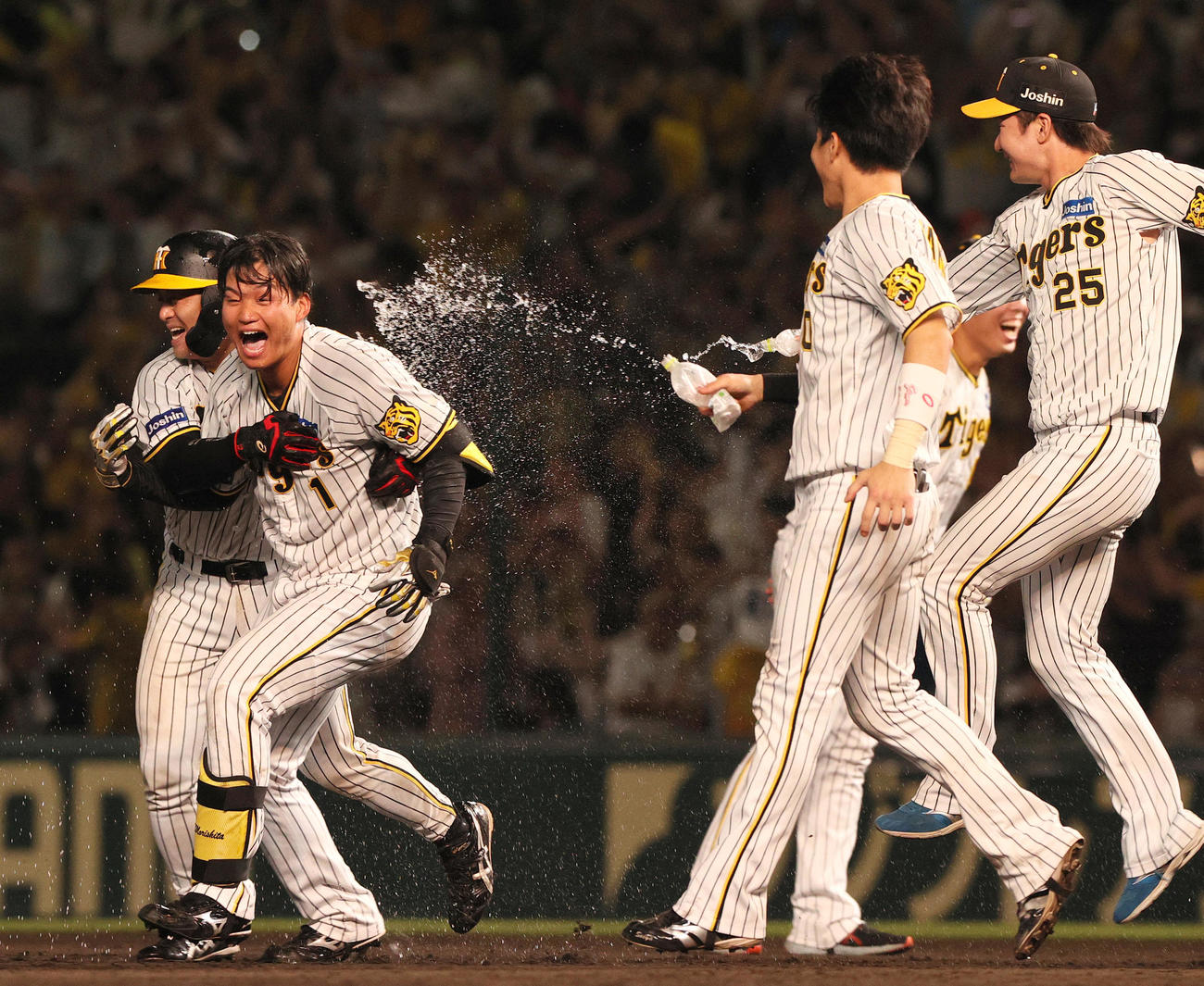 阪神対DeNA 9回裏阪神1死満塁、森下（左から2人目）はサヨナラ中犠飛を放ち仲間から祝福を受ける（撮影・上山淳一）