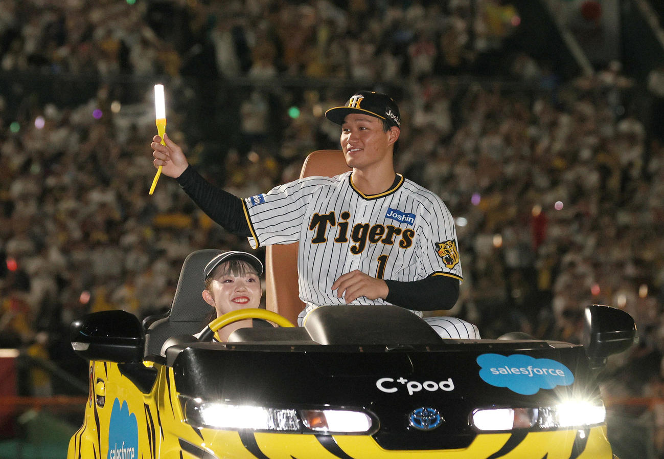 阪神対DeNA　ヒーローの阪神森下はリリーフカーに乗ってファンの歓声に応える（撮影・上山淳一）