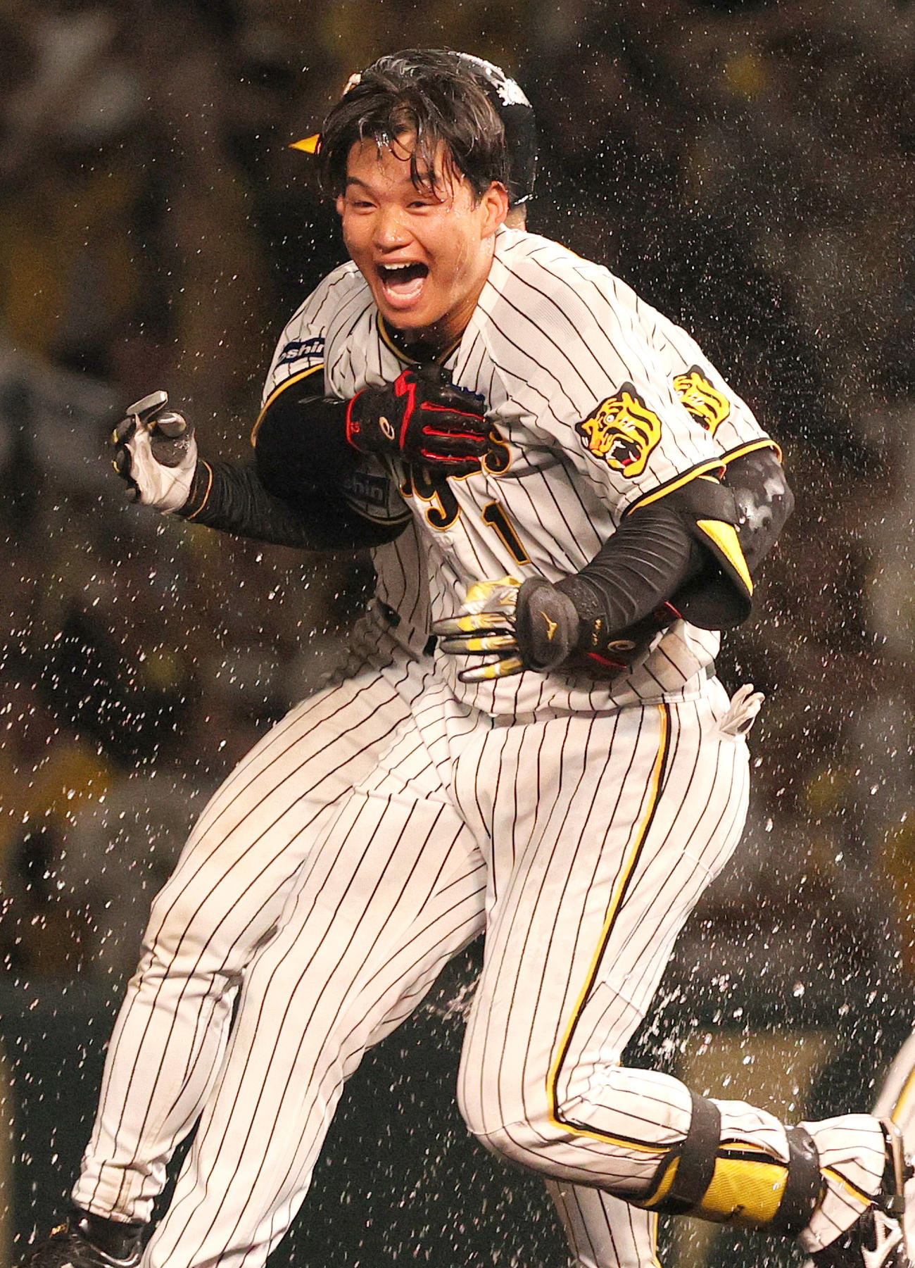 阪神対DeNA 9回裏阪神1死満塁、森下翔太はサヨナラ中犠飛を放ち仲間と歓喜する（撮影・上山淳一）