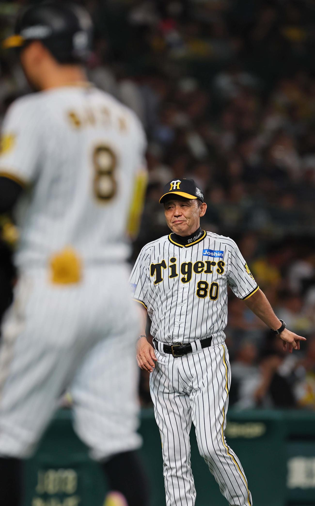 阪神対DeNA 6回、選手交代を告げる岡田彰布監督（右）。左は投ゴロに倒れた佐藤輝明（撮影・上田博志）